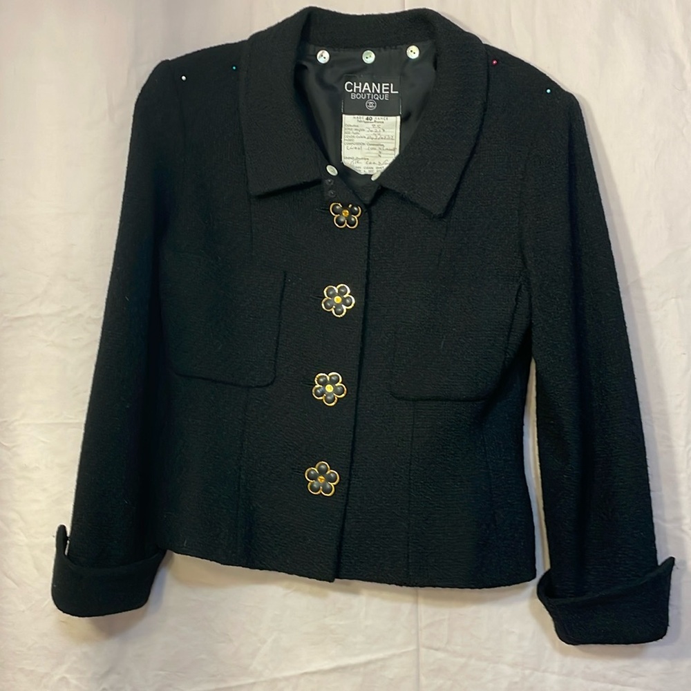Vintage Chanel suit w daisy buttons and silk collar